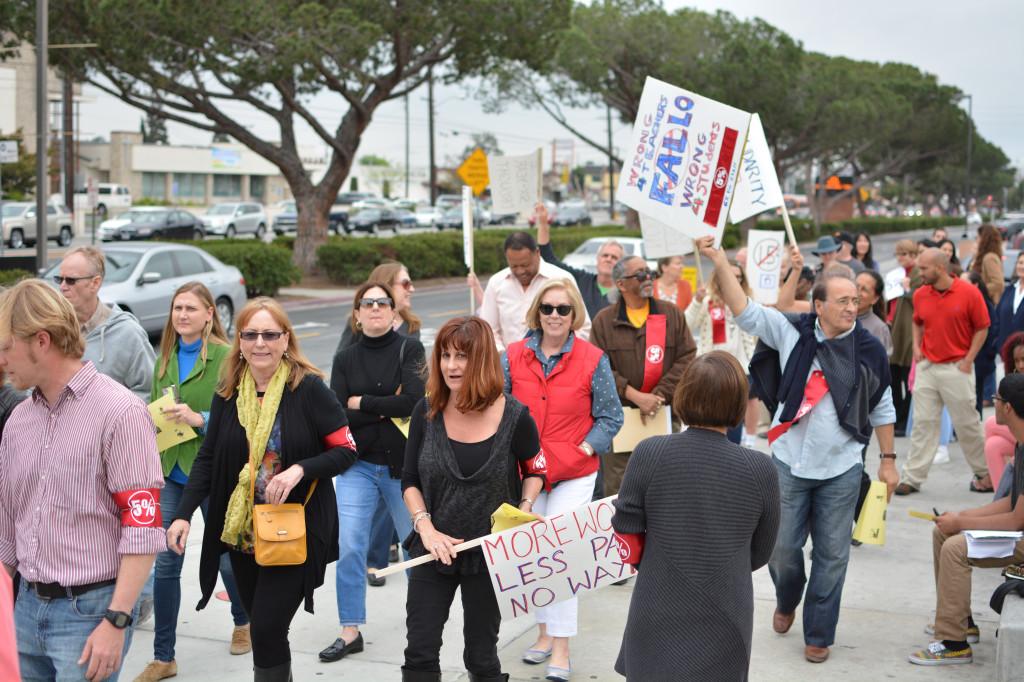 El+Camino+College+faculty+protest+with+classified+staff+on+March+25+over+ongoing+salary+negotiations.+The+El+Camino+College+Classified+Employees+%28ECCE%29+and+the+Federation+of+Teachers+%28ECCFT%29+are+asking+for+a+one-time%2C+6+percent+raise+and+a+5+percent+raise+every+year+for+3+years+respectively.+Currently%2C+the+district+is+proposing+a+5+percent+raise+spread+across+three+years.+Photo+credit%3A+John+Fordiani