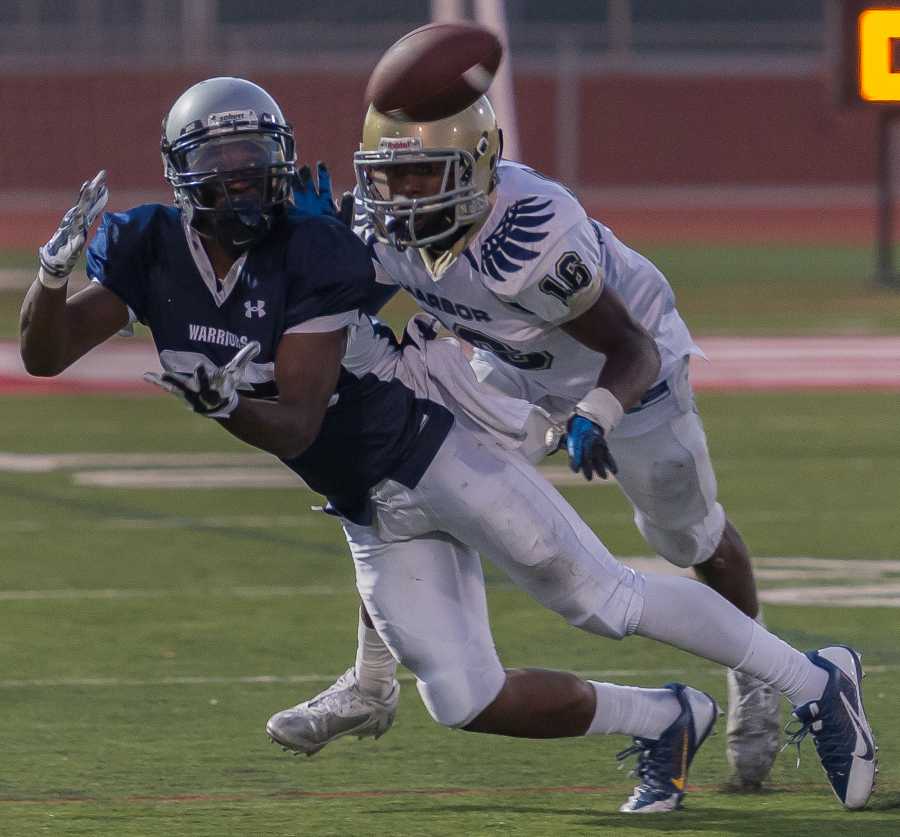 EC wide receiver Michael Simmons makes a 13-yard catch during the Oct. 25 game against Los Angeles Harbor College. The game went right down to the last quarter, but the Warriors won 30-22. Photo credit: Gilberto Castro