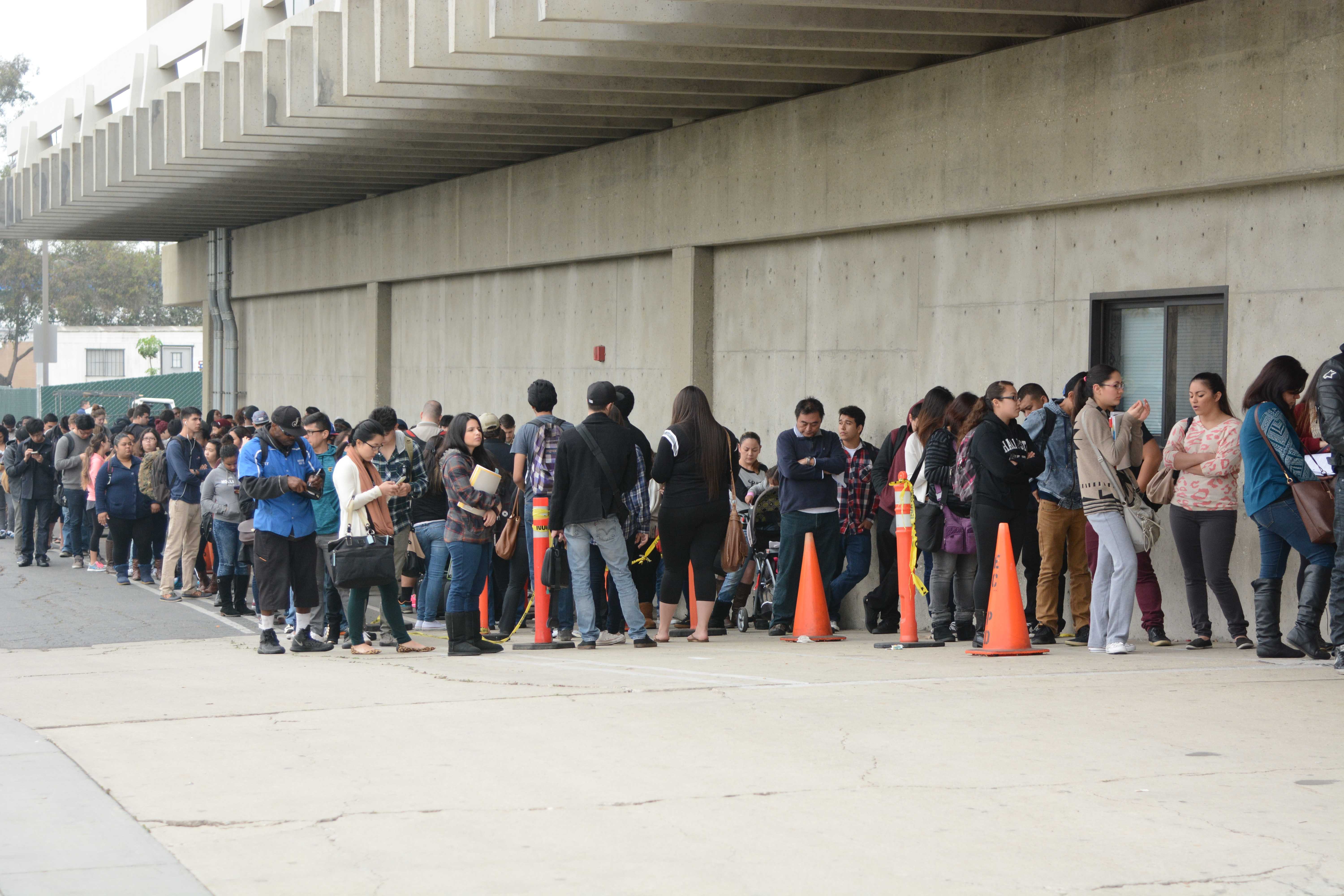Students face long lines on first day of school - El Camino College The  Union