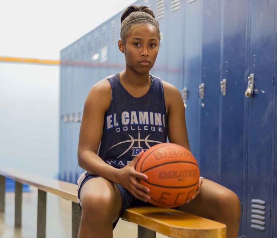 El+Camino+sophomore+guard+Nisja+Bass+has+been+red-hot+for+the+Lady+Warriors+this+season%2C+scoring+9.6+points+per+game%2C+plus+posting+6.1+rebounds+per+game+and+a+team-leading+4.3+assists+per+game.+Photo+credit%3A+Gilberto+Castro