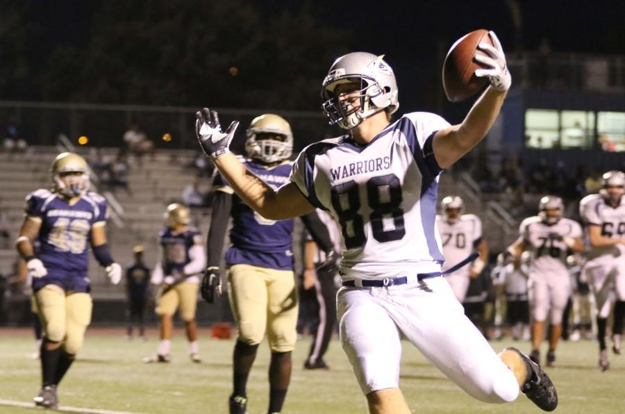 Sophomore tight end Colin Hindle runs into the endzone for a touchdown during an away game at L.A. Harbor College. The Warriors defeated the Sea Hawks 37-17 on Saturday night. Photo credit: Jo Rankin