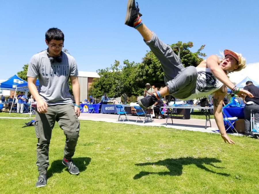 (Left to right) Sebastian Alejandro Araqu Vera, 19, mechanical engineer major from the city of Downey and Aiden Blood, 21, a geology major from Hermosa Beach play a game of hacky-sack on the library lawn during the Spring Health Fair at El Camino College April 2. Blood said he is part of the Frisbee Club and although they are not official yet, they are planning to have the club registered soon. Photo credit: Ernesto Sanchez