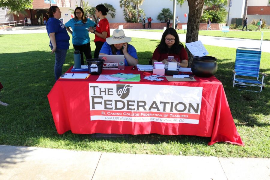 The El Camino College Federation of Teachers setup a table for students and faculty to write thank-you notes to adjunct faculty members on Monday, Oct. 21. The days activities are part of a week-long initiative called Adjunct Equity Week. Juan Miranda/The Union