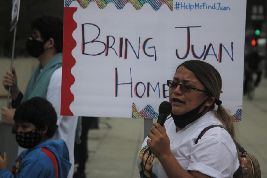 Stephanie+Mendoza%2C+Juan+Carlos+Hern%C3%A1ndezs+aunt%2C+cries+out+to+the+police+in+the+Downtown+Los+Angeles+Police+Department+to+return+Juan+to+his+family+on+Sunday%2C+Oct.+25.+Juan+Carlos+Hern%C3%A1ndez%2C+a+part-time+El+Camino+College+engineering+student%2C+has+been+missing+since+late+Tuesday%2C+Sept.+22.+The+protest+began+in+front+of+City+Hall+in+Downtown+Los+Angeles+and+turned+into+a+march+around+the+Police+Department+located+a+block+away+from+City+Hall.+%28Jaime+Solis%2F+The+Union%29