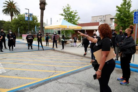 Nicole Steele from the Social Justice Learning Institute gives the event staff their standing orders before the Wondalunch event, on Saturday, April 24, at El Camino College's parking lot B. (Mari Inagaki/ The Union)