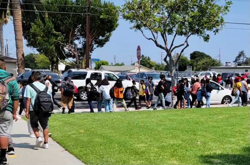 Crowds+of+students+at+Alexander+Fleming+Middle+School+in+Lomita+line+up+as+soon+as+the+bell+rings%2C+awaiting+their+ride+home.+Many+parents+whose+children+attend+school+at+Fleming+Middle+School+deal+with+the+stress+of+letting+their+children+go+to+school+during+the+pandemic.+Photo+by+Maureen+Linzaga