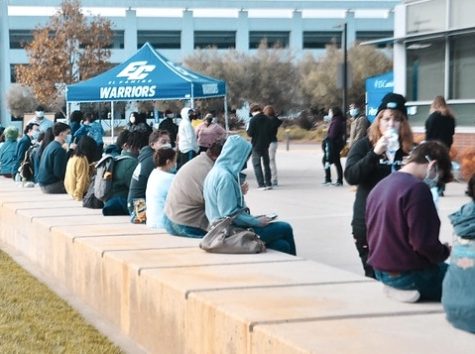 Students and faculty are in line to get their vaccines at the Vax Winter Festival on Thursday Dec. 2 at El Camino College. Photo by Isabella Villatoro/The Union