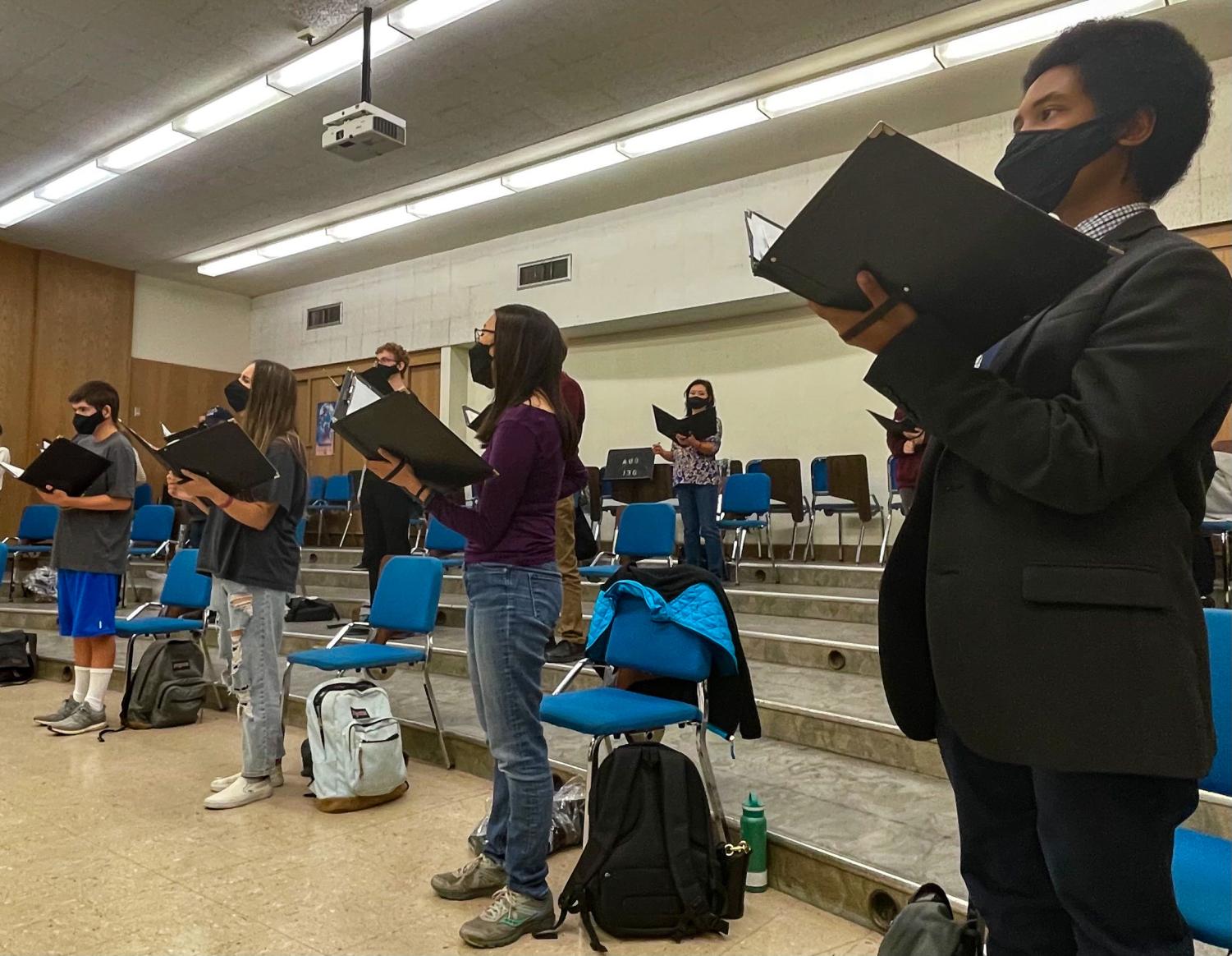 El Camino College choral classes are preparing for Dec. 4 Holiday Extravaganza featuring ‘Gloria’ by Italian Baroque composer Antonio Lucio Vivaldi. Photo by Kim McGill/ECC Union