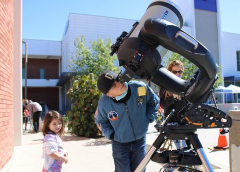 Julio Rodriguez, El Camino College astronomy professor instructs Bentley Haney, 11, on the use of a telescope to view the sun while Haney’s 5-year-old sister Caleigh Haney watches. B. Haney attends Madrona Middle School in Torrance and is at El Camino with hundreds of elementary, middle and high-school students at for the annual Onizuka Space Science Day, Saturday, March 12. Rodriguez co-taught the Stars, Planets and Constellations workshop that also included a presentation in the ECC planetarium and was one of 19 workshops and two demonstrations that youth could participate in. (Kim McGill | The Union)