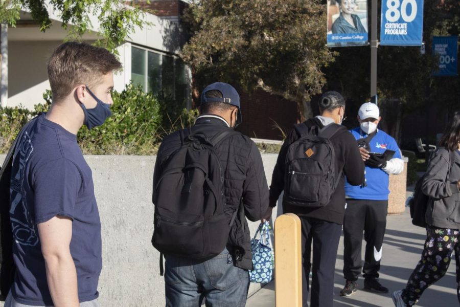 A line forms near Lot J at the southeast entrance of El Camino College on Tuesday, March 1. Students have to get their wristbands for proof that they are free from COVID-19 related symptoms and gain access onto campus. (Vitor Fernandez | The Union)