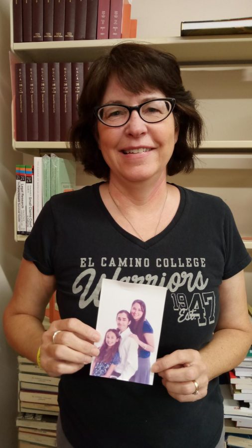 El+Camino+College+Library+and+Learning+Resources+Specialist+Laurie+Pelayo+shares+a+photo+of+her+children+on+Wednesday%2C+Oct.+20%2C+2021%2C+in+ECC+Schauerman+Library.+Laurie%2C+her+father%2C+mother%2C+brother+and+all+three+of+her+children+attended+ECC.+%28Elsa+Rosales+%7C+Warrior+Life%29