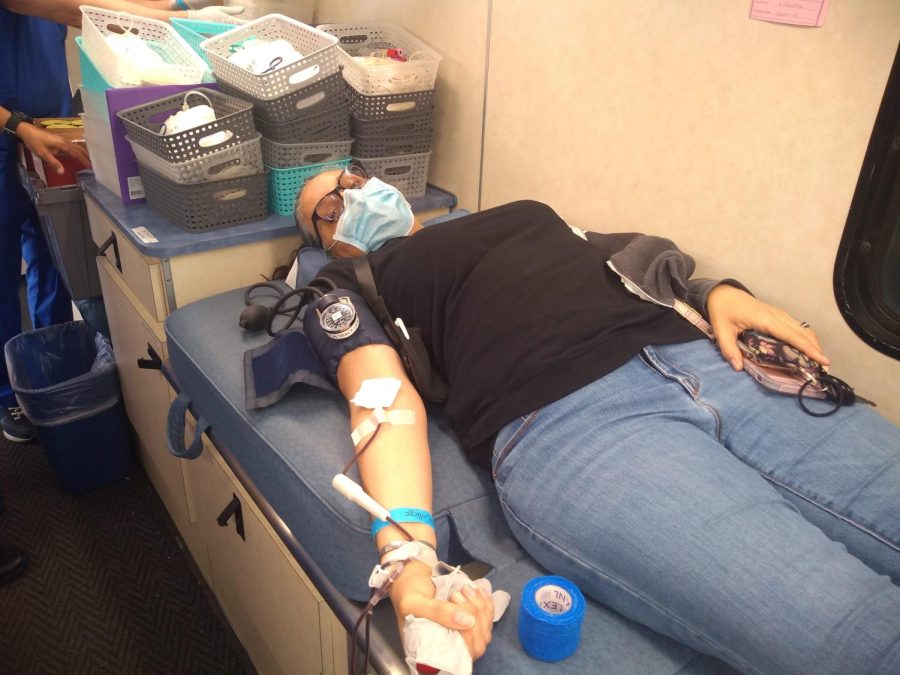 Sharon+Samabene+has+a+tube+inserted+into+her+right+arm+to+extract+blood+out.+Cedars+Sinai+Blood+Donor+Services+is+the+organization+in+charge+of+running+the+blood+drive+at+El+Camino+College.+El+Camino+College+at+Torrance%2C+CA+on+March+23.+%28Charlie+Chen+%7C+The+Union%29