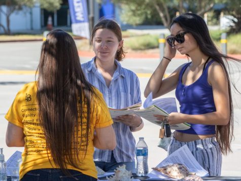 Students talk to the Cal State University Long Beach (CSULB) transfer representative on the Student Services Plaza at the Fall University Fair on Thursday, Sept. 22. CSULB's booth garnered much attention from El Camino students during the fair. (Ethan Cohen | The Union)