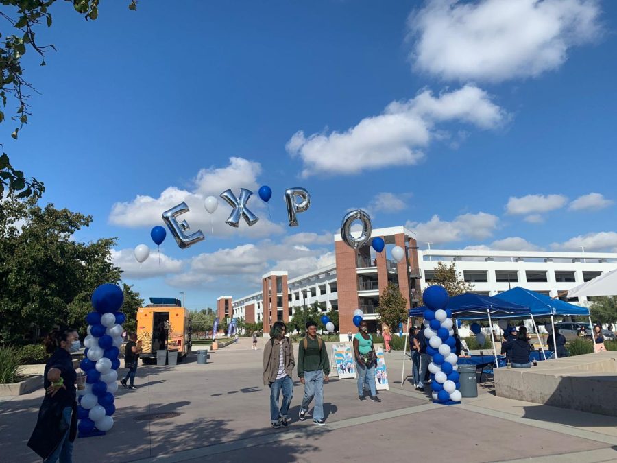 Students walk through a balloon decorated entrance as they enter the Student Support Expo hosted near the Student Services Plaza on Monday, Sept. 20. The goal of the event was to connect students to employees and to the community. (Igor Colonno | The Union) 