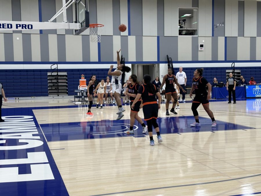 El+Camino+Warriors+sophomore+guard%2C+Shana+Moten%2C+shoots+a+shot+that+helps+keep+the+game+close+during+the+fourth+period+on+Friday%2C+Nov.11+in+the+ECC+Gym+Complex.+El+Camino+was+defeated+by+Citrus+49-46%2C+and+will+play+their+next+ECC+Crossover+game+against+Rio+Hondo+on+Wednesday+Nov.+16+at+5+p.m.+at+El+Camino+College.+%28Eddy+Cermeno+%7C+The+Union%29