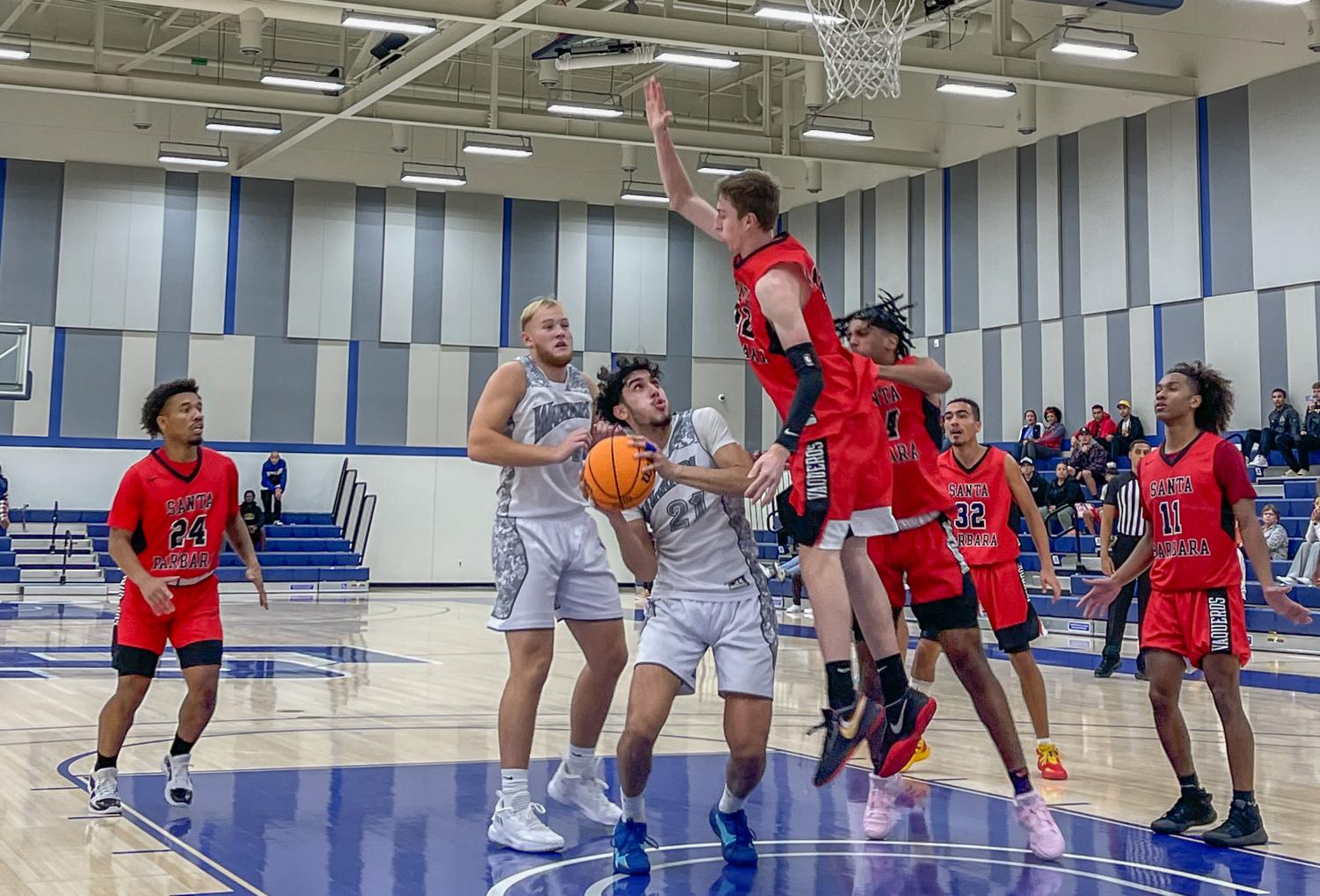 El Camino men's basketball rallies against Santa Barbara in lategame