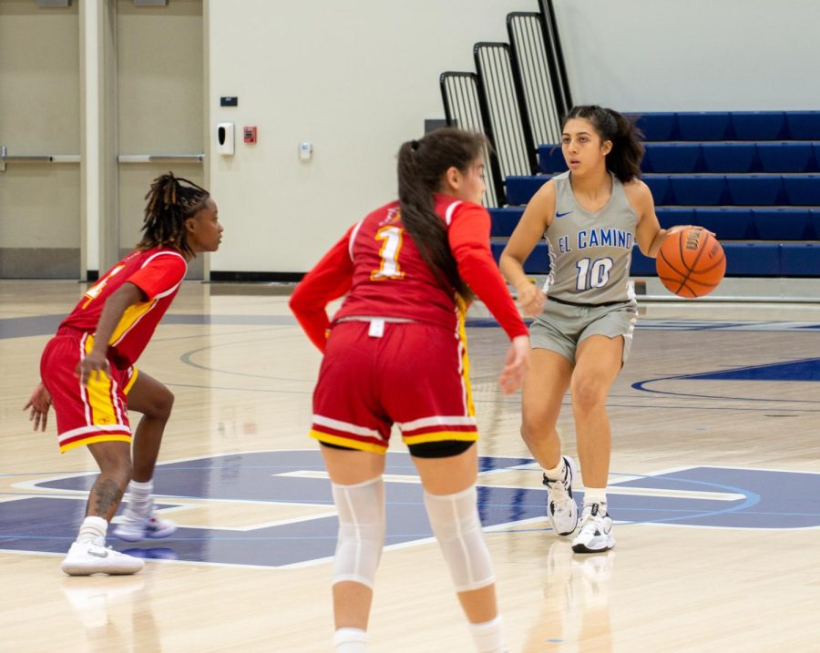 Warriors+point+guard+Brandy+Castaneda+is+surrounded+by+two+Desert+defenders+as+she+tries+to+break+their+defense+on+Wednesday%2C+Nov.+9.+El+Camino+won+the+game+against+the+College+of+the+Desert+57-16.+%28Ash+Hallas+%7C+The+Union%29