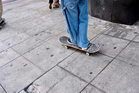 A skater is out on a group ride on the streets of Los Angeles on August 28, 2021. Skating with the left foot up front and pushing with the right foot is called riding regular. (Jose Tobar | Warrior Life)