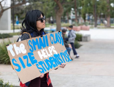 Federation Vice President for part-time faculty Laila Dellapasqua holds a sign requesting smaller class sizes outside of the Administration Building on March 20. In addition to smaller class sizes, The El Camino College Federation of Teachers