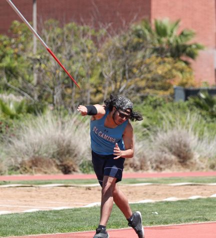 El Camino College’s Isaiah Silva throws the javelin during the men’s javelin throwing event during the Vaquero Classic on Friday, April 7 at El Camino. (Greg Fontanilla | The Union)