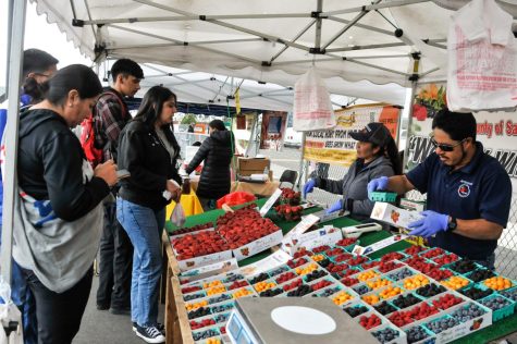Compton Farm Market Vendors sell their bins of fresh fruit to many students and those in the community alike on Wednesday, May 3, 2023. (Taylor Sharp | The Union)