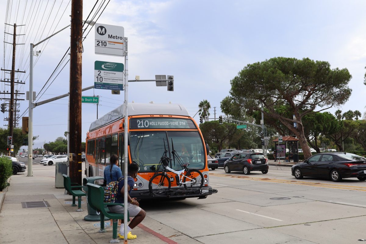 A+couple+of+El+Camino+College+students+wait+as+the+number+210+Metro+stops+to+pick+them+up+on+the+corner+of+Crenshaw+and+Redondo+Beach+Boulevard+on+Monday%2C+Sept+11.++%28Delfino+Camacho+%7C+The+Union%29