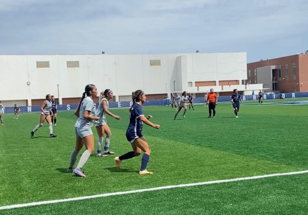 Bella Baligad, Warriors forward, and other Corsair players anticipate the ball as it comes their way. The score is 1-1 and the teams are fighting for possession of the ball.