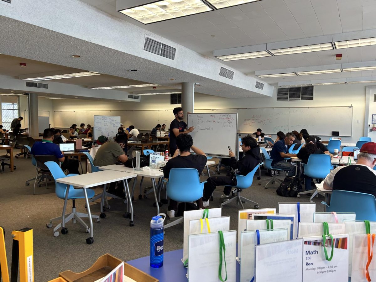 El Camino College students working and studying in the Tutoring Center located in the second floor of the Schauerman Library on Oct. 18. (Nellie Eloizard | The Union)