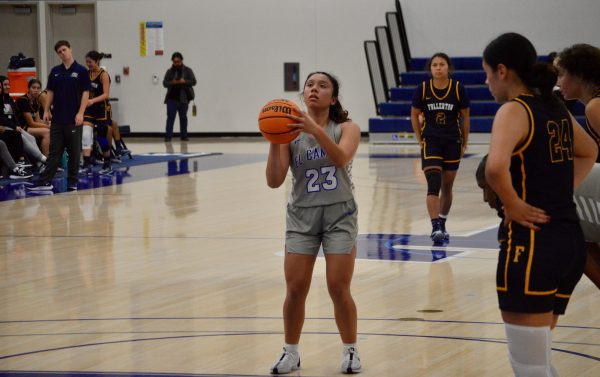 El Camino guard Teena Ponce taking her attempt at the free throw line during Friday's game agisnt the Fullerton Hornets on November 10. Warriors would lose the game 71-17. (Caleb Smith | The Union)