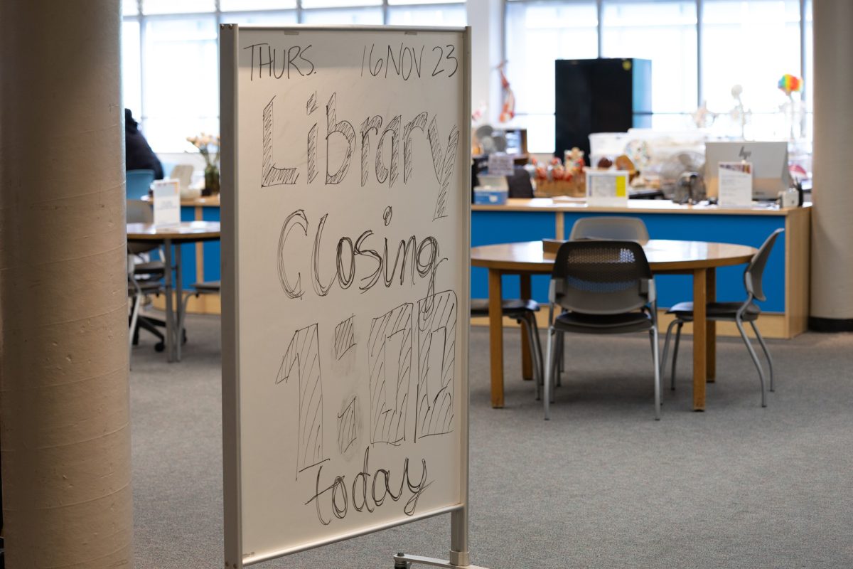 A hand-drawn sign on a white board declares the early closure of the Schauerman Library in the Tutoring Center on Thursday, Nov. 16. (Raphael Richardson | The Union)
