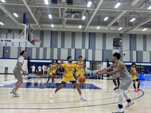 El Camino mens basketball player Jedaiah Mortimer throws a bounce pass to teammate Vaitai Tuione during the Warriors game on Wednesday, Nov.16. El Camino faced off against Desert of the College in the Gymnasium building at El Camino College.