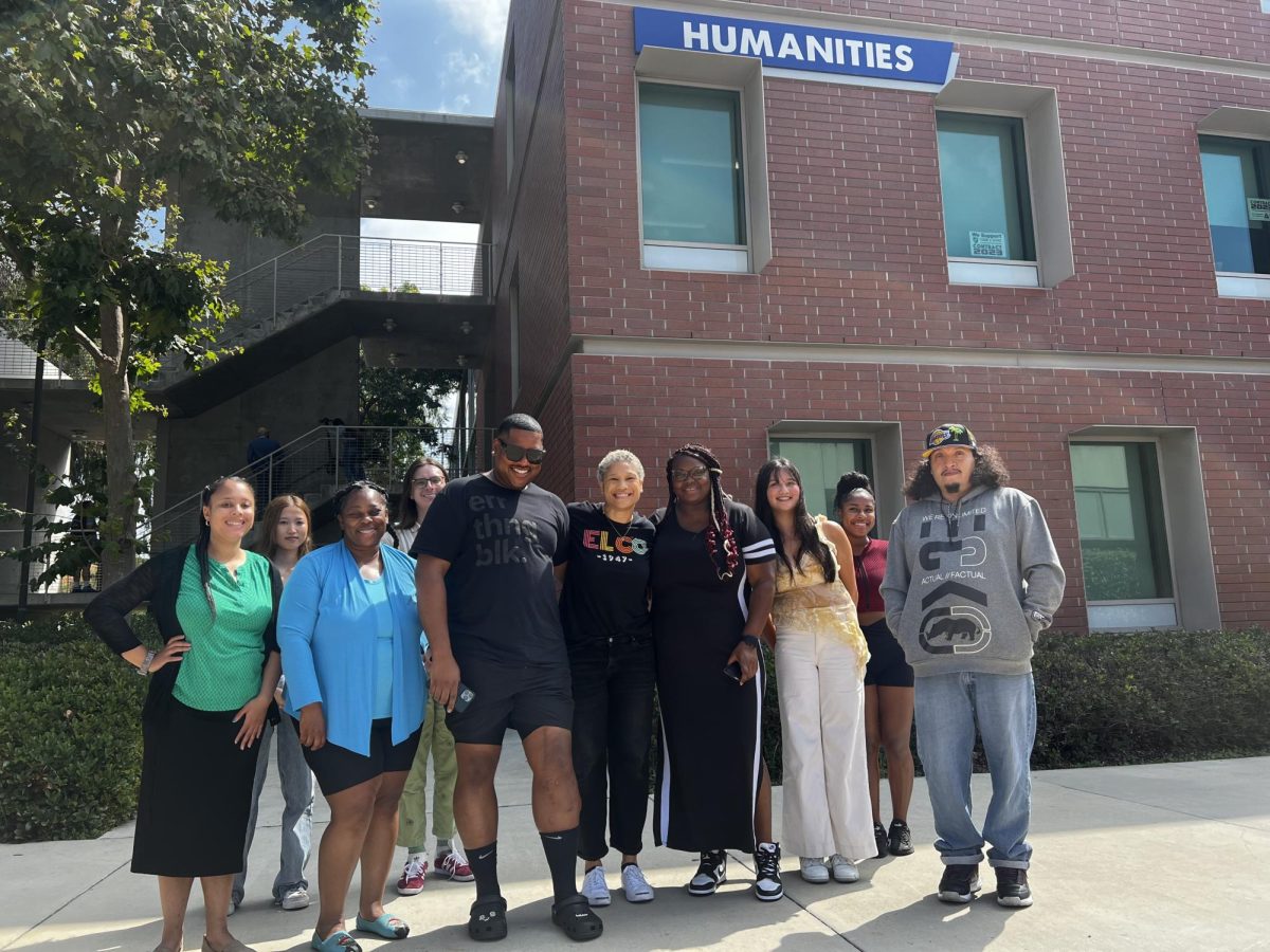 English professor Jocelyn Shaw, center, stands outside the Humanities Building with some of her students on Thursday, Sept. 14. Shaw, who has been working at El Camino since 2016, was hired as full-time this fall due to a need for increased faculty. Shaw said she looks forward to building deeper student relationships in her new position.(Kae Takazawa | The Union)