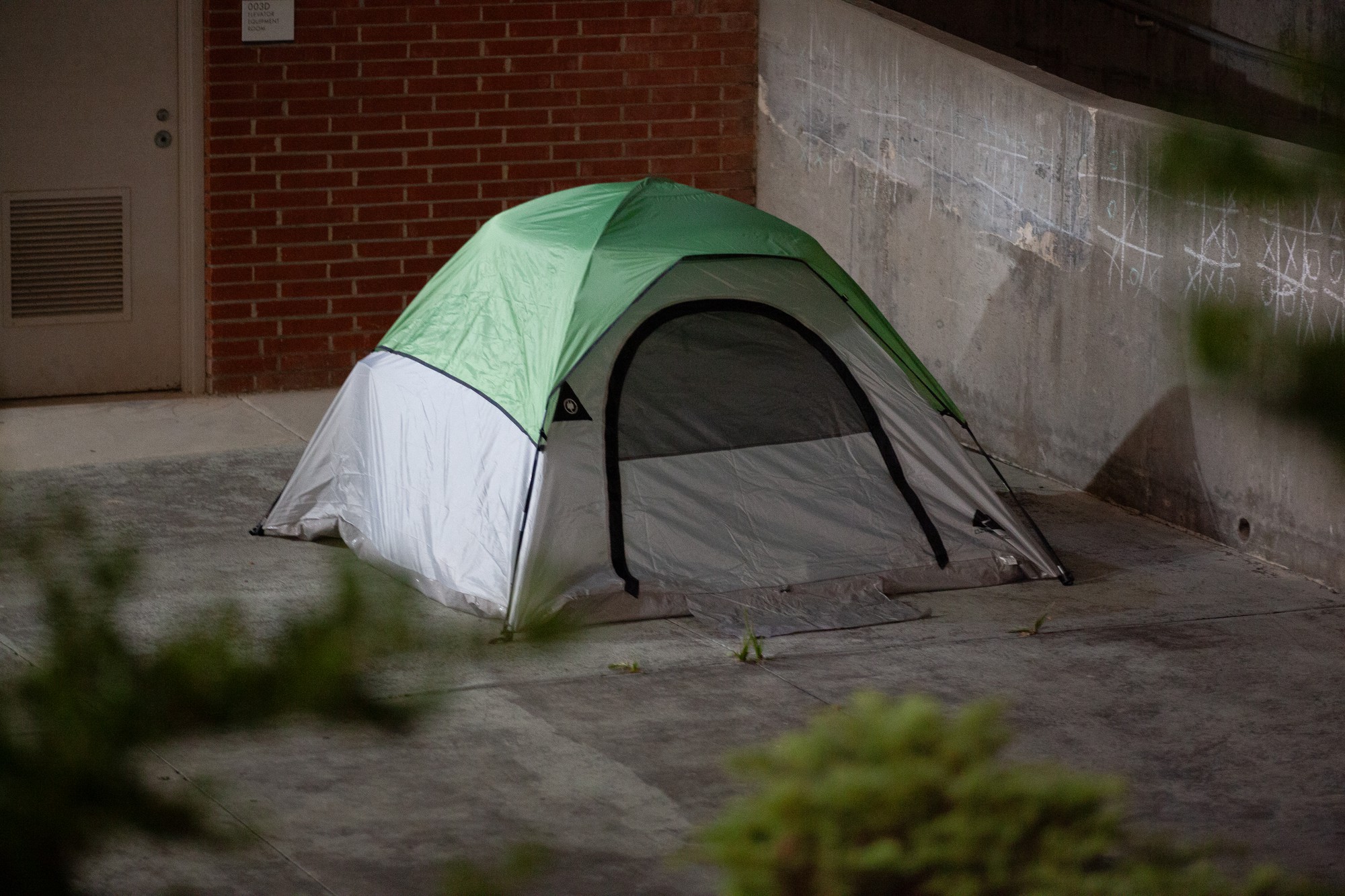 The tent of an unhoused student sits at the bottom floor outside of the Communications Building in the early morning hours on Nov. 29, 2023. (Raphael Richardson | The Union)