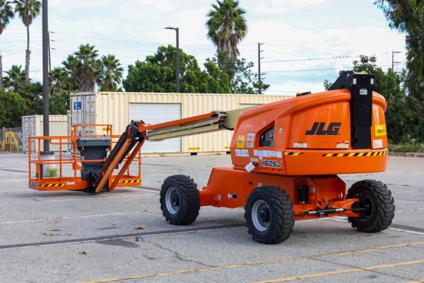 A telescopic boom lift sits in parking Lot L by Crenshaw Boulevard on Wednesday, Nov. 29. (Nathaniel Thompson | The Union)