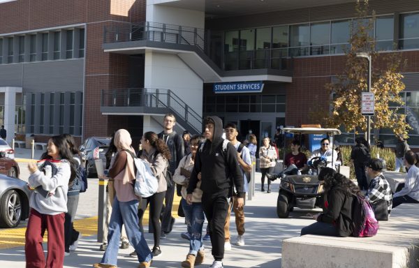 Students evacuate the Student Services Building due to a closure caused by a campus-wide power outage on Dec. 7. The designated pick-up roundabout from Manhattan Beach Boulevard saw backed-up traffic as drivers picked up students leaving campus. (Khoury Williams | The Union)