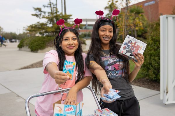 Rebeca Garcia (left) and Lameisha Brown distribute snacks and treats near the Bookstore on Wednesday, Feb. 14. (Ethan Cohen | The Union)