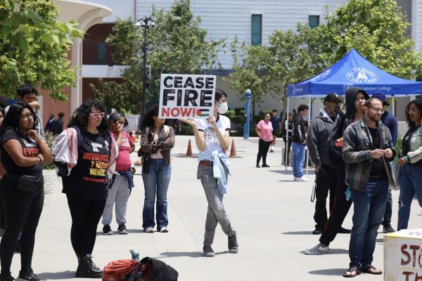 El Camino students gather around outside of the Social Justice Center to peacefully protest in regards to the conflict between Israel and Hamas on May 21. (Nick Miller | The Union)