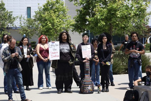 El Camino students gather around outside of the Social Justice Center holding up signs to peacefully protest in regards to the conflict between Israel and Hamas on May 21. (Nick Miller | The Union)