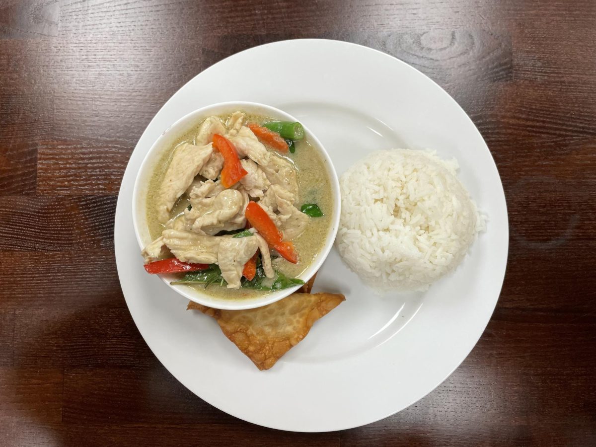 The green curry lunch special ($11.95) doles a generous portion of vegetables and protein in a light, creamy curry sauce flavored with lemon grass and mint. (Erica Lee | Warrior Life) Photo credit: Erica Lee
