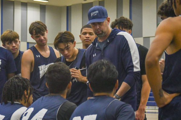 El Camino's men's basketball coach Robert Uphoff prepares the team for the last scrimmage against Miramar on Oct. 9 at the ECC basketball gymnasium. (Cameron Sample | The Union)