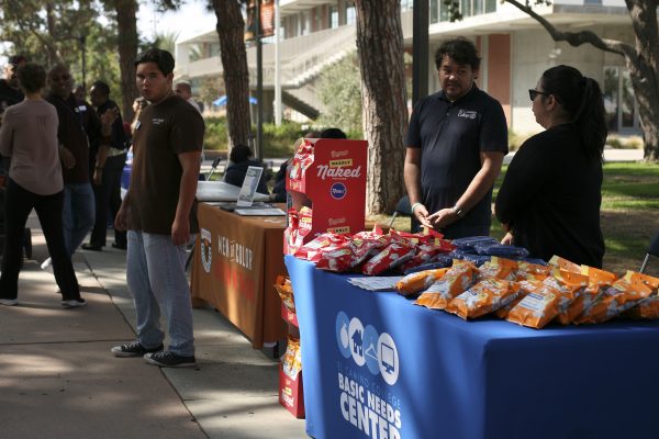 El Camino College hosts campus banner celebration on Oct 10.  Members walk around and chat with one another near the library.  (Susana Reyes | The Union)