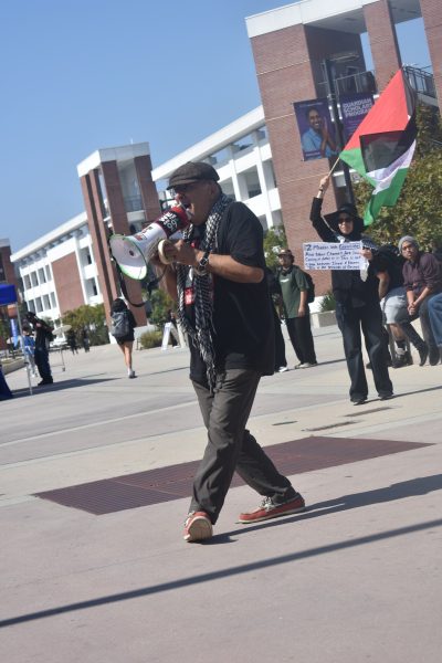 El Camino College art professor Ali Ahmadpour speaks about the ongoing genocide in Gaza. (Elliott Bullock II) [The Union]