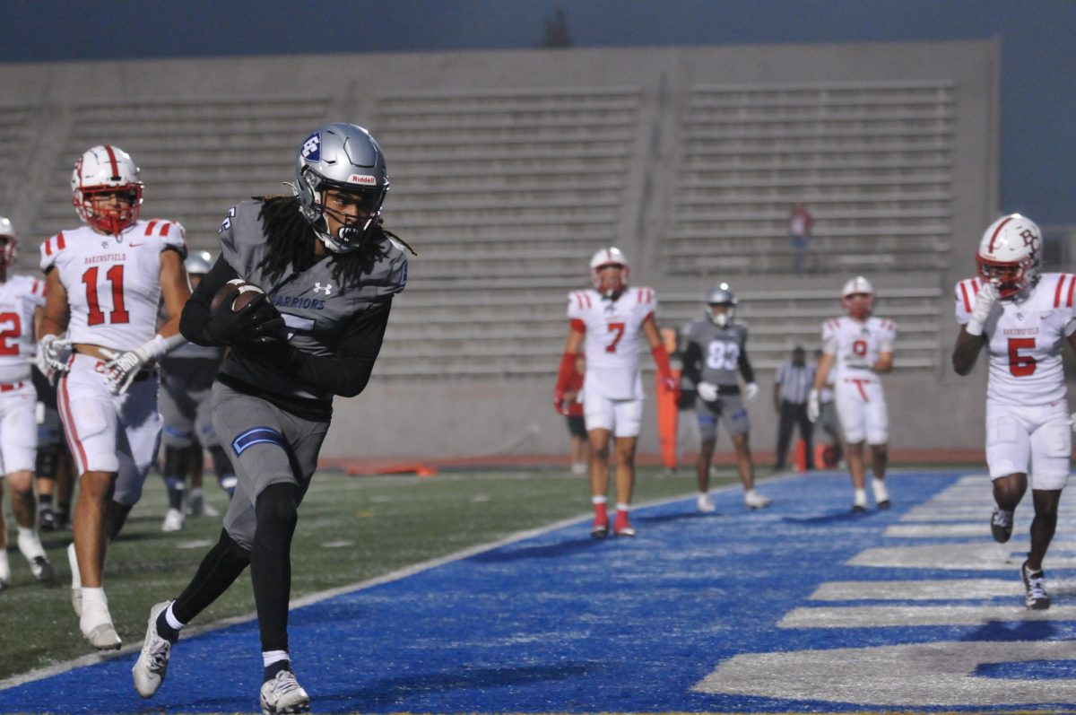 El Camino College Warriors wide receiver Damonte Bias scores a touchdown during a National Northern League matchup against rival Bakersfield Renegades on Saturday, Oct. 6 at Featherstone Field. The Warriors secured a 27-26 conference win, remaining undefeated in the Northern League. (Taheem Lewis | The Union)