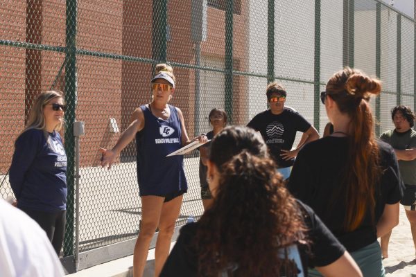 April Ross introducing herself to a group of El Camino College students who participated in a volleyball clinic that was hosted on the campus beach courts on Wednesday, Oct. 23, 2024.