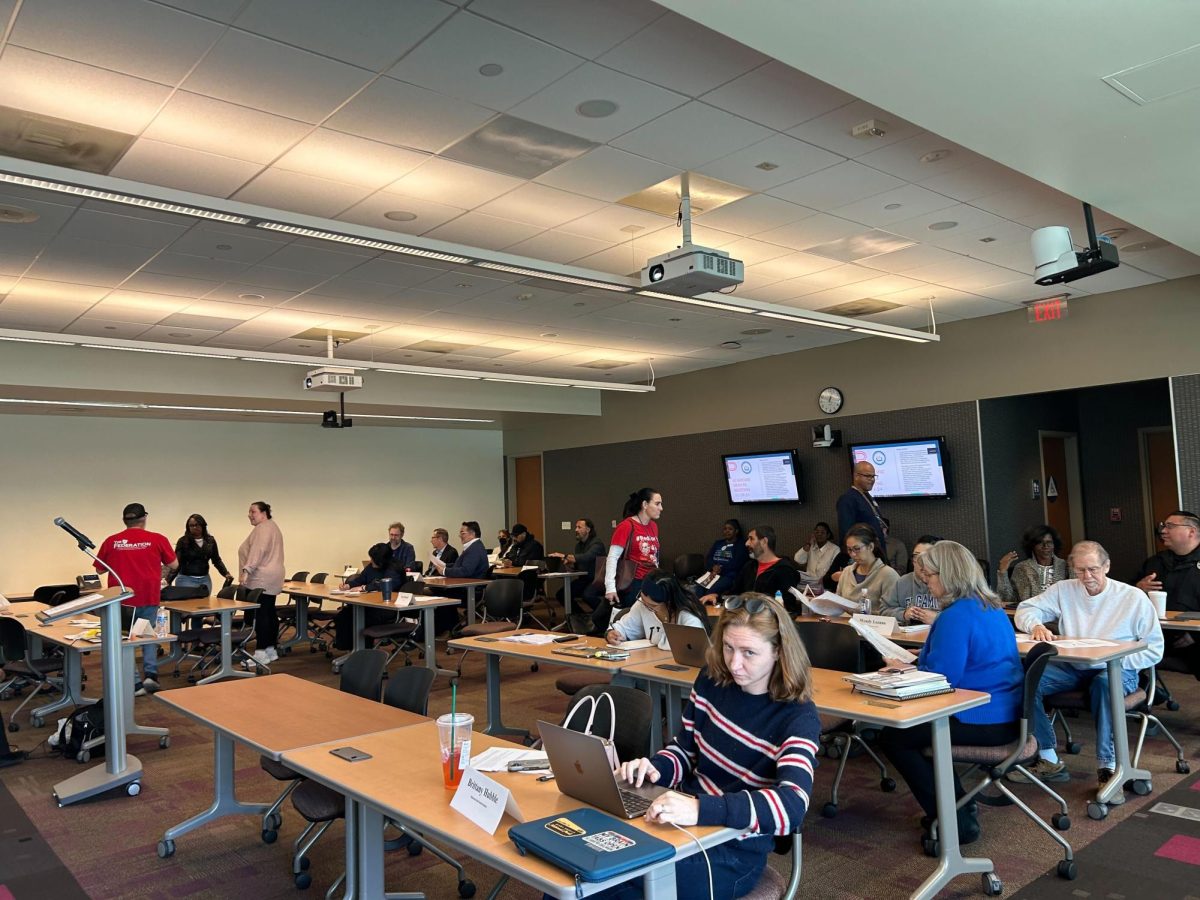 Academic Senate members begin to fill up the Distance Education Center in preparation for the meeting on Nov. 19. Before the meeting began many of the chairs and tables were out of order. (Angel Pasillas | The Union)