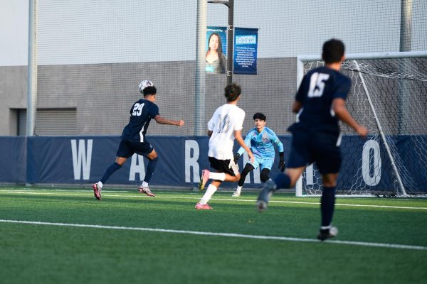 El Camino College men's soccer team forward Marvin Gamez attempts a header against East Los Angeles Huskies goalkeeper Angel Martinez on Nov. 5. Gamez's header missed its target by going above the goal and resulted in a goal kick. (Angel Pasillas | The Union)