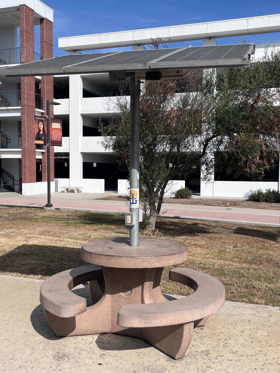 Solar panel charging stations remain idle in Lot C by the Bookstore at El Camino College on Nov 7. The malfunctions occurred due to wiring thefts. (Renzo Arnazzi | The Union)