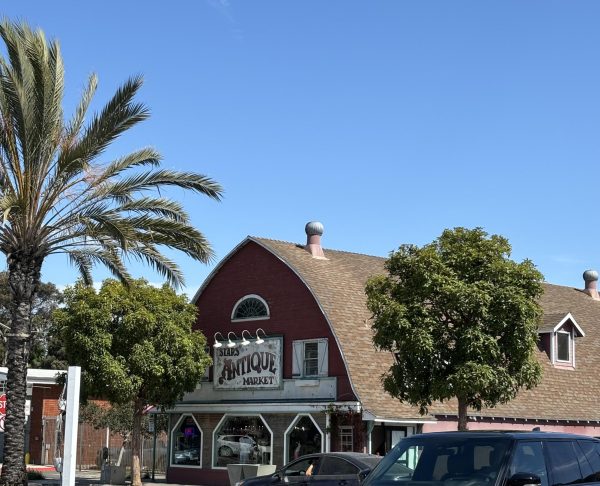 Stars Antique Market in Hermosa Beach features a variety of antique furniture, books and clothes, pictured here on Aug. 5. (Chelsea Alvarez | Warrior Life)