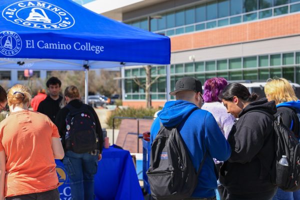 El Camino College students gather outside the Student Services Building on Tuesday, March 4. (Eddy Cermeno | The Union)