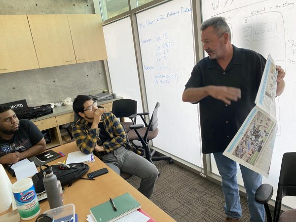 Chuck Bennett (far right) leads a photojournalism class in the El Camino College newsroom during the fall 2022 semester.